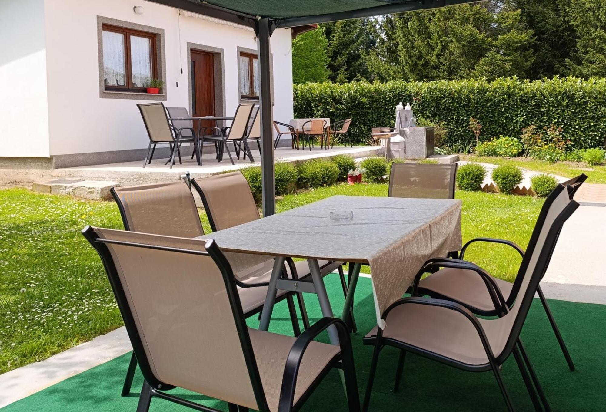 Guest House Toic Korenica Esterno foto